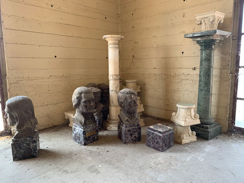 [View of columns of various sizes
and styles and busts of men dressed in various kinds of historical clothing,
including a representation of Thomas Jefferson.]