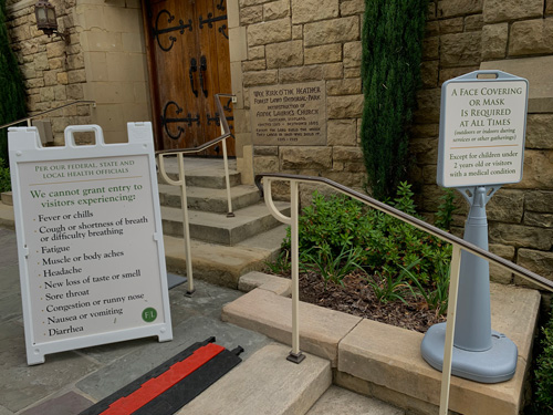 [Signs displaying Covid safety
protocols outside the "Wee Kirk."]