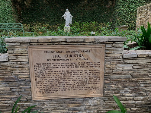 [Copy of the "Christus" statue by
Bertel Thorvalsen in the background, explained in the foreground by a stone
sign, transcribed below.]