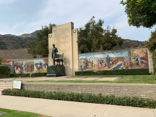 [Wider view of the above
photograph, showing the whole mosaic that flanks the sculpture.]