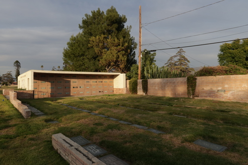 [Small walled courtyard,
entrance to which is controlled by a metal gate, left ajar, which bears a sign,
transcribed below.]